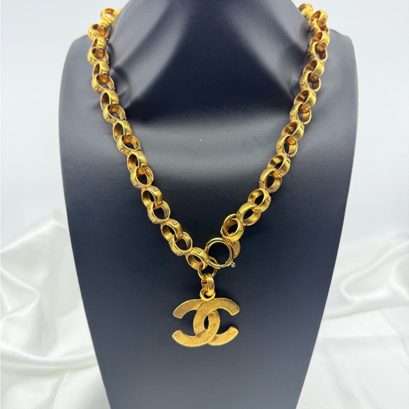 CHANEL Jewelry - CHANEL Vintage Gold CC Chain Link Pendant Necklace